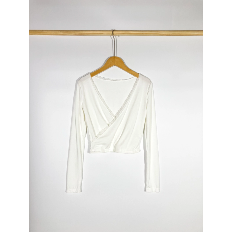 Áo Thun Hiệu Hàn , vạt chéo , viền cổ mix ren , form Croptop
Size s 496515