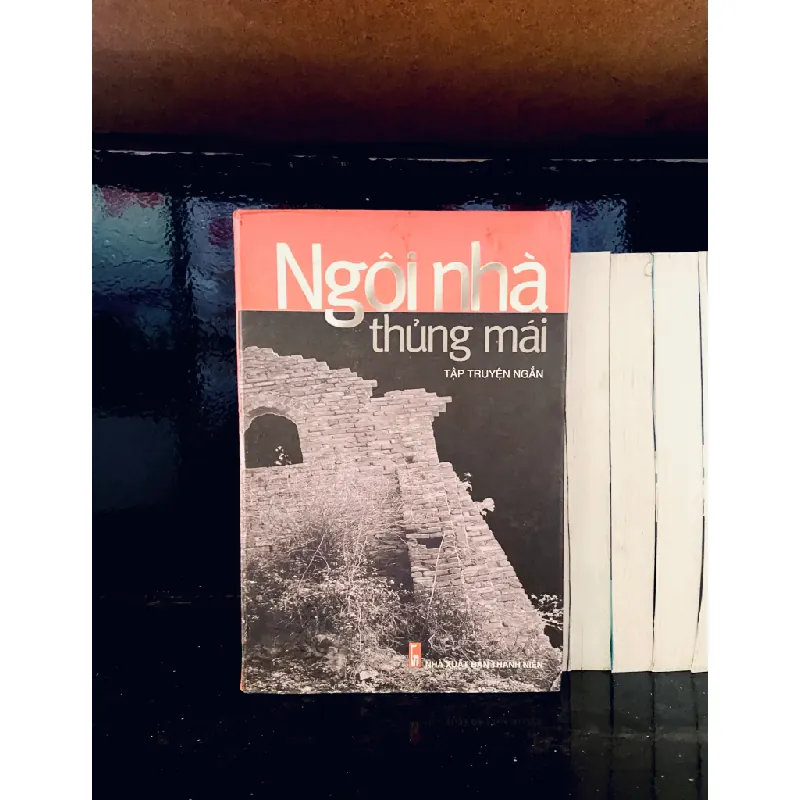 Ngôi nhà thủng mái 555345