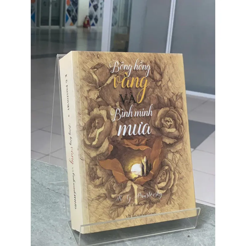 BÔNG HỒNG VÀNG VÀ BÌNH MINH MƯA - K. G. PAUSTOVSKY 329435