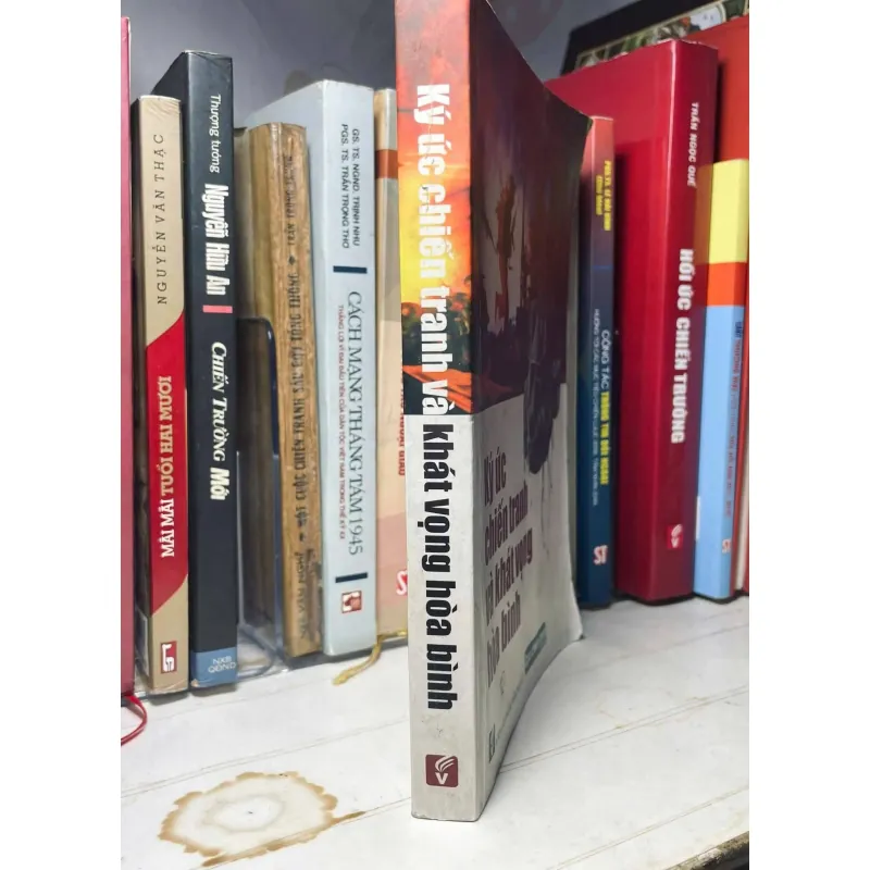 Sách Ký Ức Chiến Tranh và Khát Vọng Hòa Bình - Nguyễn Thọ Kiệt mới 90% 1004180