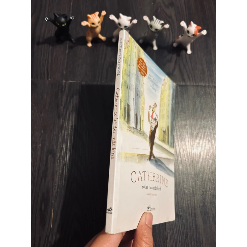 Catherine cô bé đeo mắt kính 385191
