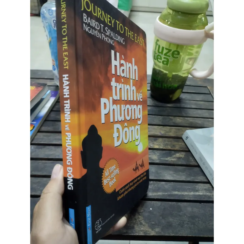 Hành trình về Phương Đông" (tên tiếng Anh: Journey to the East). 

BÌA CỨNG 703722