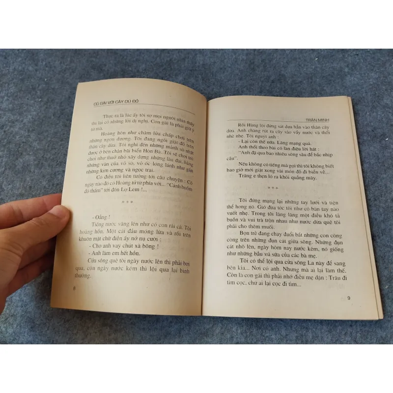 CÔ GÁI VỚI CÂY DÙ ĐỎ 719919