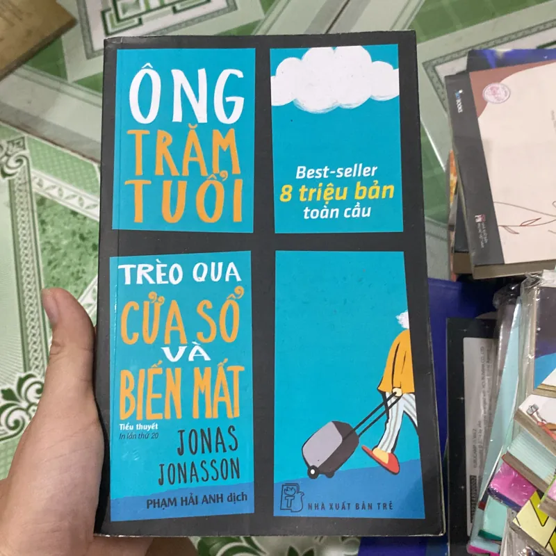 Ông trăm tuổi trèo qua cửa sổ và biến mất  792446