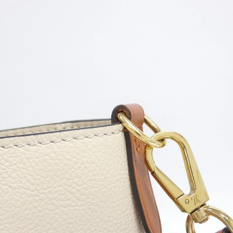 Túi Louis Vuitton On My Side MM M53825 614547