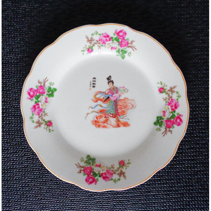 Dĩa sứ cô tiên Tàu dâng đào xưa, xung quanh có hoa hồng 471135