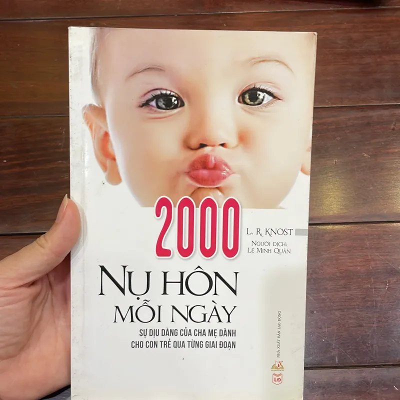 2000 nụ hôn mỗi ngày - sự dịu dàng của cha mẹ dành cho con - làm cha mẹ nổi tiếng hay 1040511