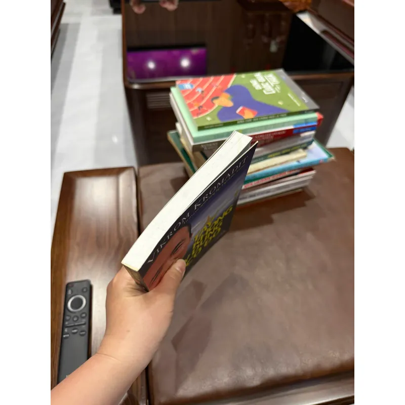 TAY KHÔNG GÂY DỰNG CƠ ĐỒ – Vikrom Kromadit- K3 1003707