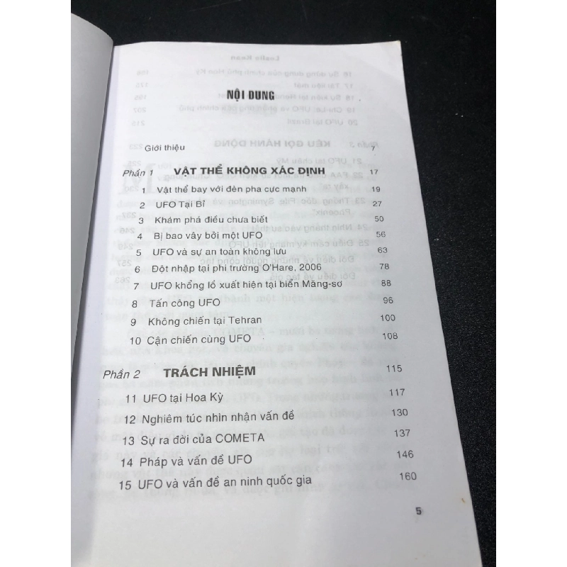 Bí mật UFO Leslie Kean 2012 bẩn bìa ố tróc bìa nhẹ new 90% HCM0601 khoa học 912838