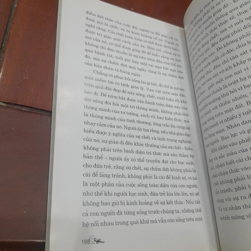 TRÒ CHUYỆN VỚI HIỆN THỂ - Cuốn nhật ký ghi âm sau cùng của J. Krishnamurti 479763