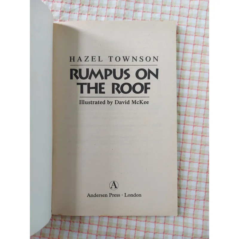 RUMPUS ON THE ROOF - Hazel Townson Minh họa: David McKee 750332