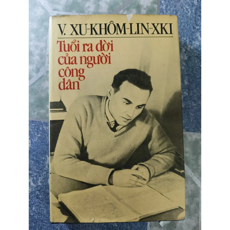 Tuổi ra đời của người công dân - V. Xu-Khôm-lin-xki 932657