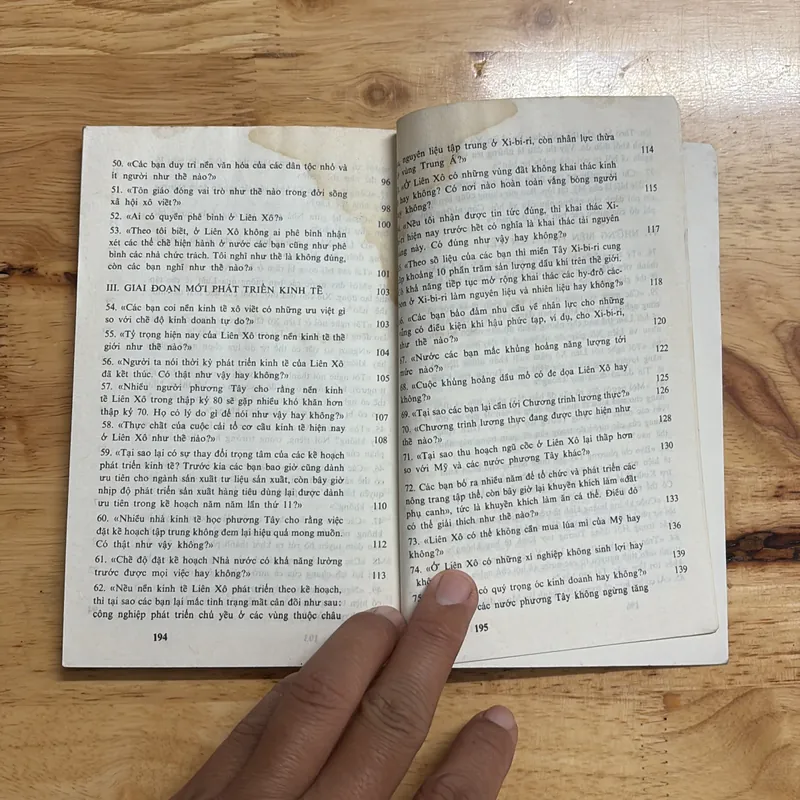 II Sách Xưa: Liên Xô _ 100 Câu Hỏi Đáp - 1985 686578