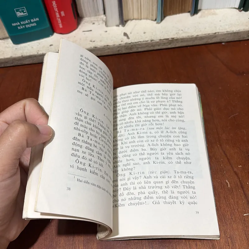 II Kịch Bản: Vai Người Khác Đóng - XécGây MiKhanCốp - 1984 751271