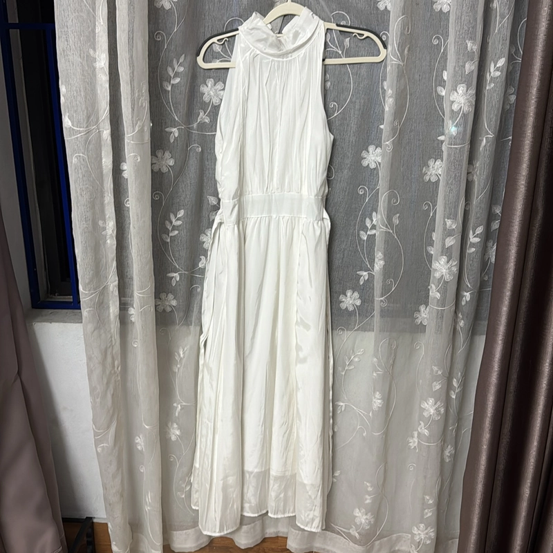 Đầm trắng sát nách size S, cổ cao, có dây buộc eo phía sau rất thanh lịch và sang trọng 485079