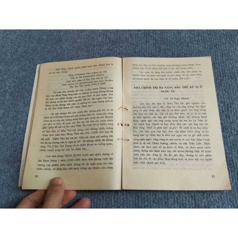 TRẦN THỦ ĐỘ CON NGƯỜI VÀ SỰ NGHIỆP 701911