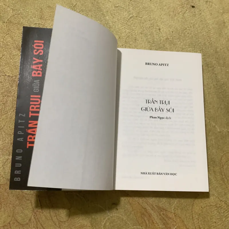 TRẦN TRỤI GIỮA BẦY SÓI - BRUNO APITZ 753075