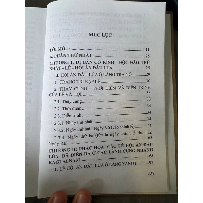 Sách khảo cứu văn hoá Hai dị bản lễ hội truyền thống 447933