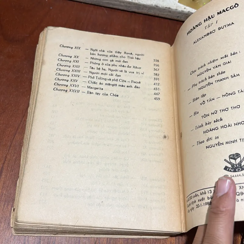 II Văn Học Nước Ngoài: Hoàng Hậu MácGô (2 Tập) - ALEXANĐRƠ ĐUYMA - 1988 781593