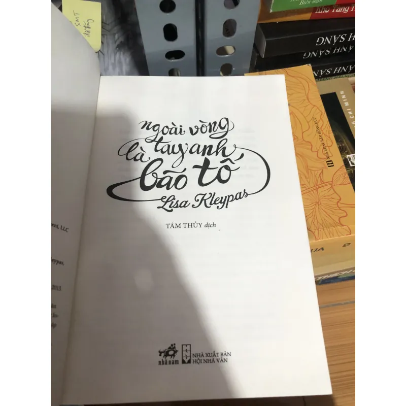 Ngoài vòng tay anh là bão tố 990579