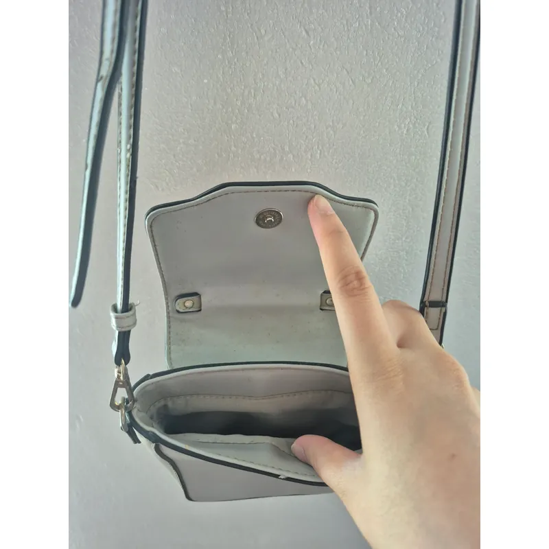 Đây là túi đeo chéo mini nữ – kiểu dáng nắp gập phối màu hồng – xám, 714492