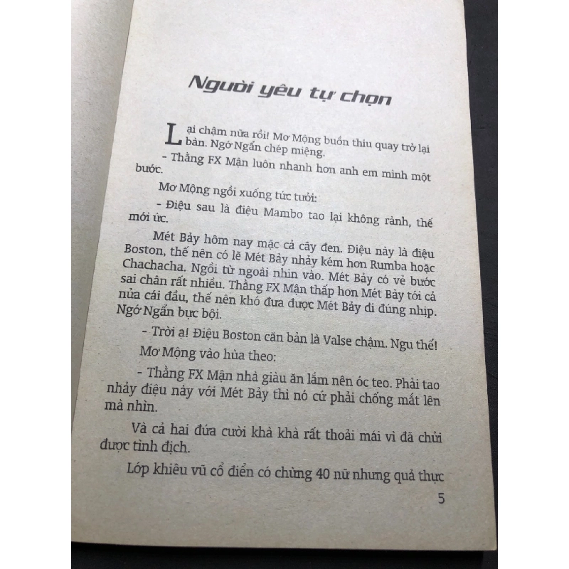 Hoa hồng không cô đơn 2005 mới 70% ố bẩn nhẹ Hoàng Anh Tú HPB0906 SÁCH VĂN HỌC 915640