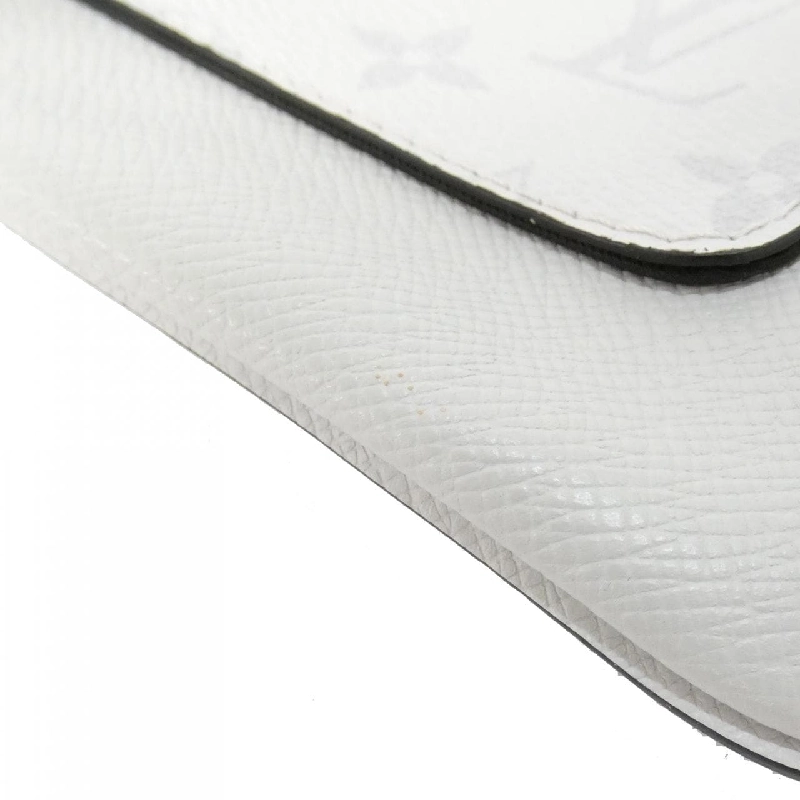 Túi đeo chéo Louis Vuitton Taiga Lama Flap Messenger M30411 611570