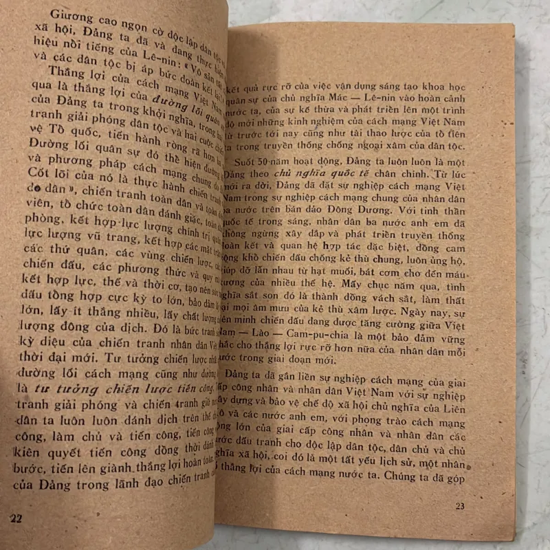 Tiến bước dưới ngọn cờ của đảng - Lê Duẫn - 1980s 1001405