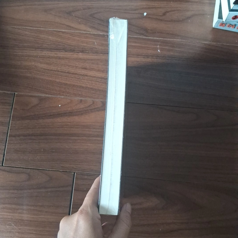 Cô gái trong lồng 525727