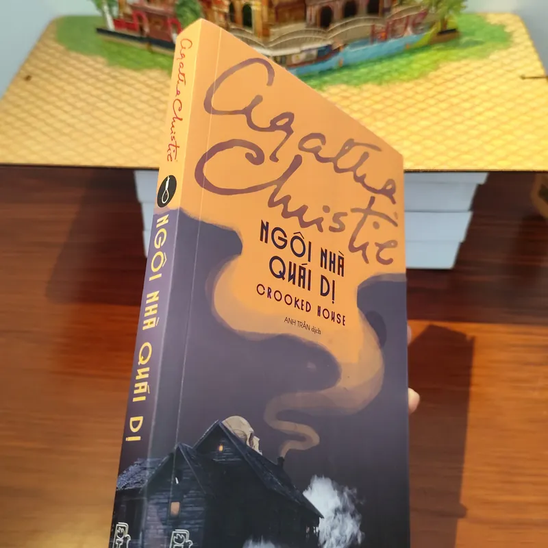  "Ngôi Nhà Quái Dị" (Crooked House) của tác giả Agatha Christie 561996