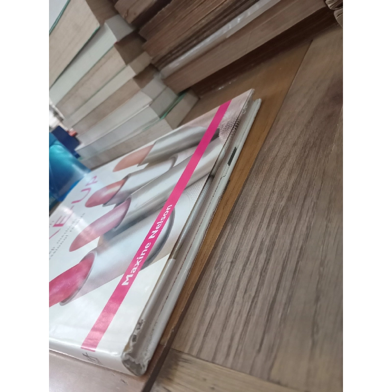 Make your own make-up - Maxine Nelson 1026892