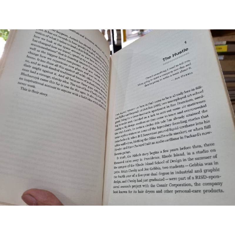 THE AIRBNB STORY : HOW THREE GUYS DISRUPTED AN INDUSTRY, MADE BILLIONS OF DOLLARS ... AND PLENTY OF ENEMIES - Leigh Gallagher 139781