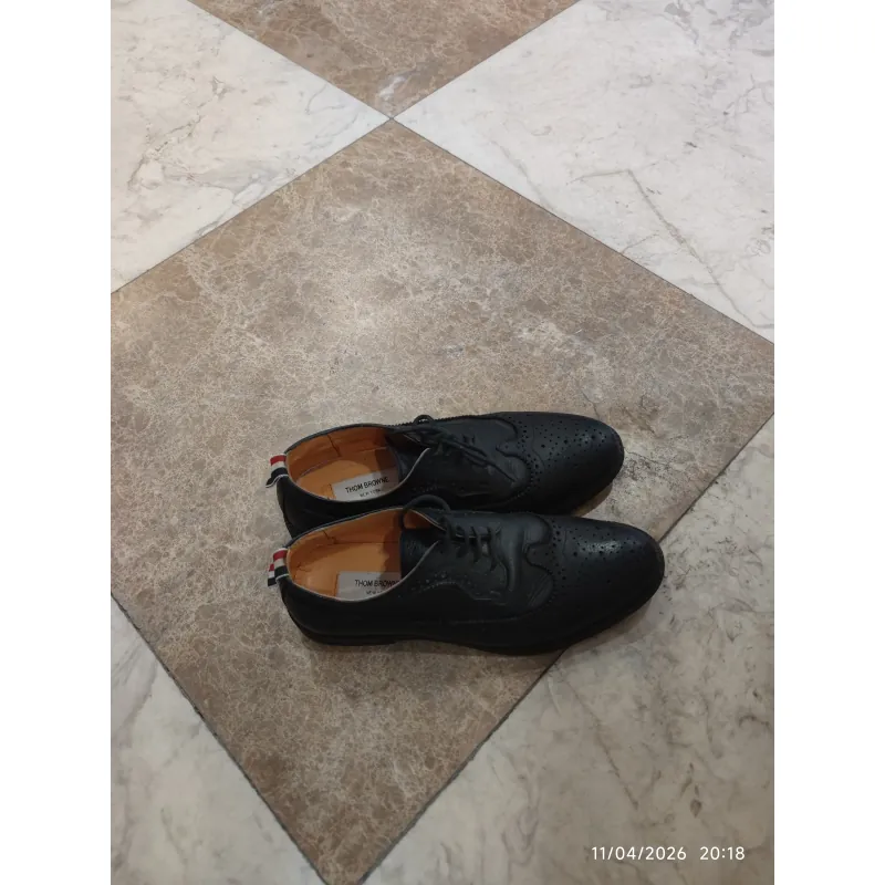 Giày nam Thom Browne da bò đục lỗ màu đen kích thước 42 1009671
