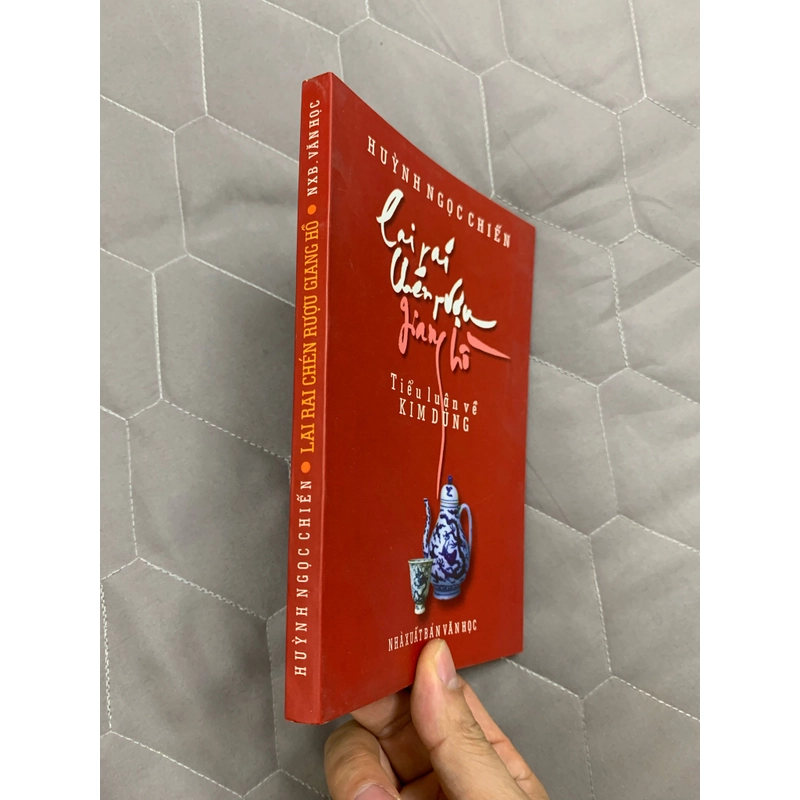 Lai rai chén rượu giang hồ. Tiểu luận về kim dung. 999 443672