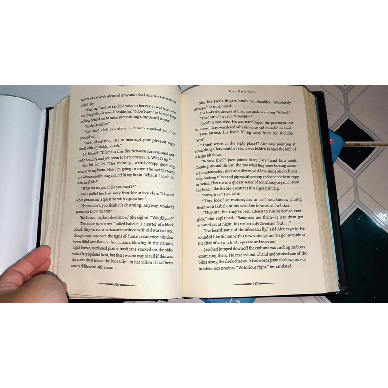 Cassandra Clare (#1 NYT Bestselling author) - City of Bones (Hardcover) 470387