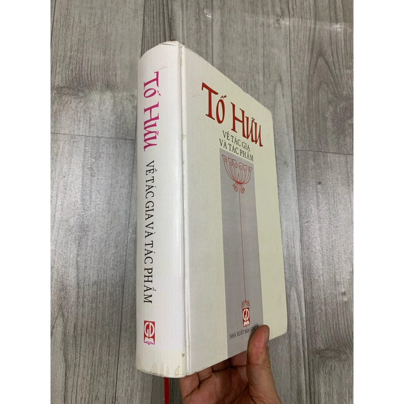 Tố hữu về tác gia và tác phẩm. Bìa cứng.  525414