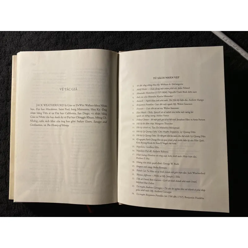 Thành Cát Tư Hãn và Sự Hình Thành Thế Giới Hiện Đại.-Jack Weatherfor( chữ ky tác giả) 1038103