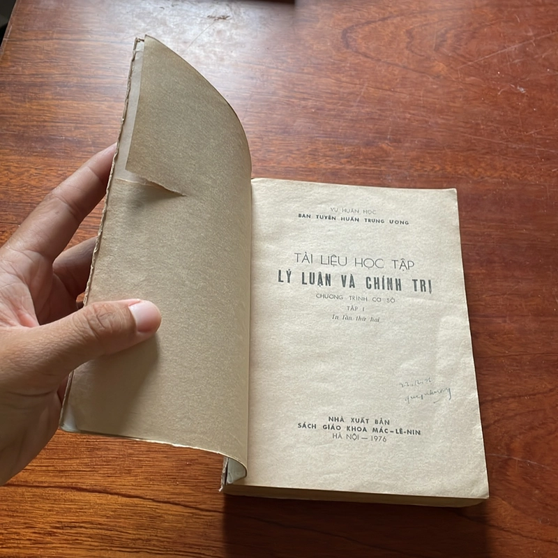 II Sách Xưa: Tài Liệu Học Tập _ Lý Luận Và Chính Trị (Tập I) - 1976 504383