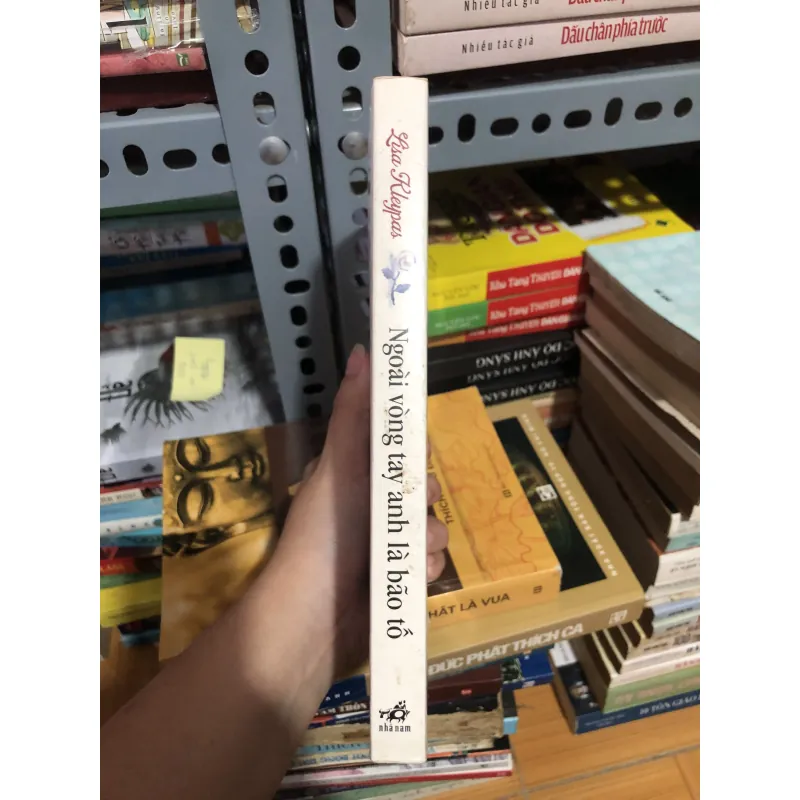 Ngoài vòng tay anh là bão tố 990579