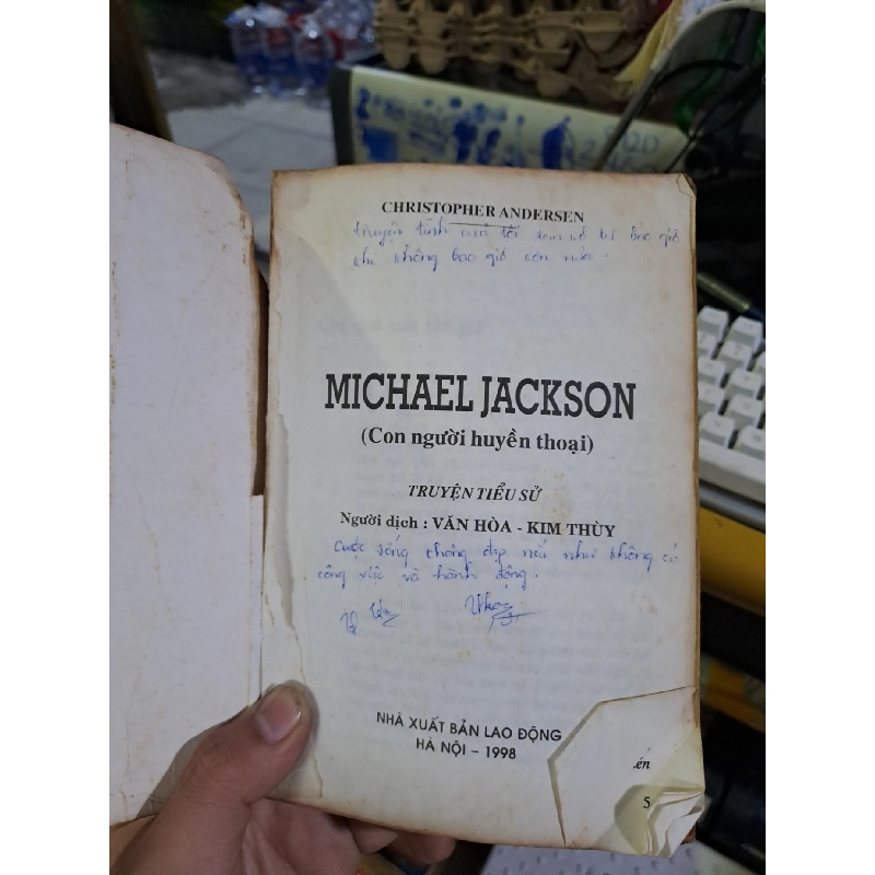 Michael Jackson con người huyền thoại mới 70% rách gáy, rách trang phụ, có chuxwx viết DANH NHÂN HCM1709 924476