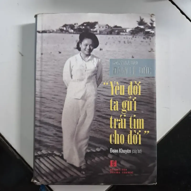 Yêu đời ta gửi trái tim cho đời 1027964