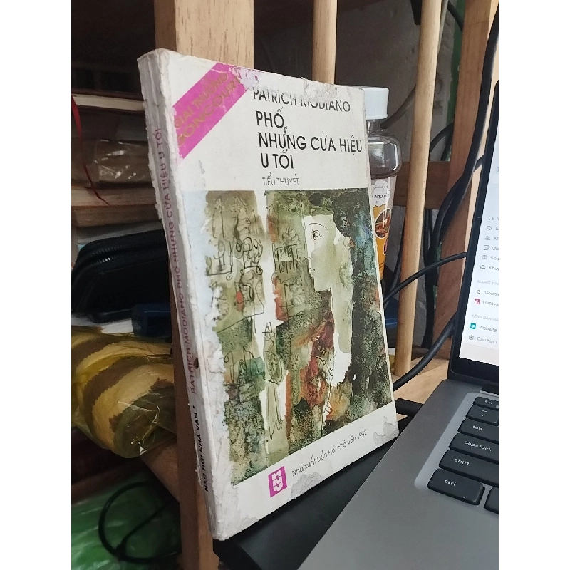 Phố của những cửa hiệu u tối - Patrick Modiano 129397