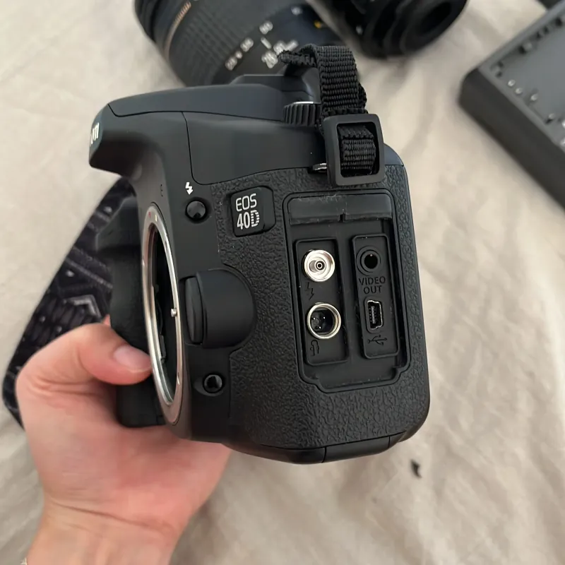 Máy ảnh canon 40D kèm 2 len 18-55 28-80 sử dụng tốt 998505