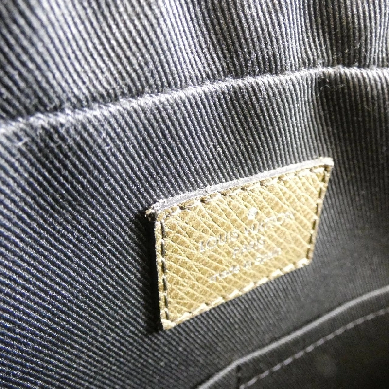 Túi đeo vai Louis Vuitton Taiga Anton Messenger M34413 613673