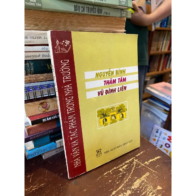 Nhà Văn Và Tác Phẩm Trong Nhà Trường : Hoài Thanh, Vũ Ngọc Phan, Hải Triều, Đặng Thai Mai 353874