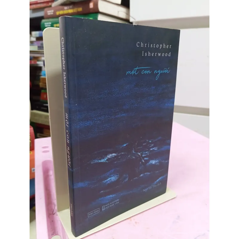 Một Con Người – Christopher Isherwood | Tiểu thuyết văn học nổi tiếng 960380