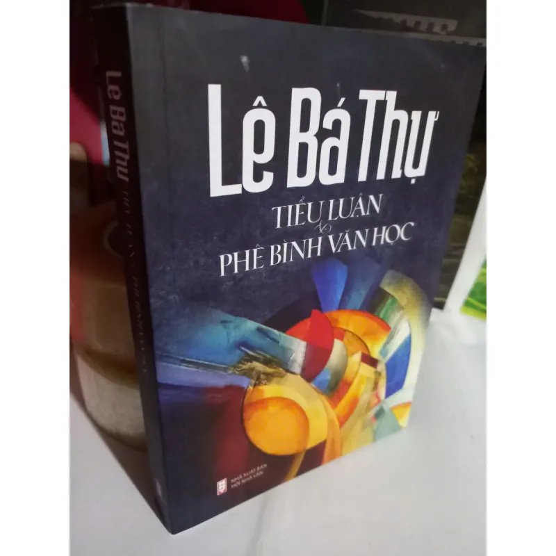 tiểu luận và phê bình văn học 602791