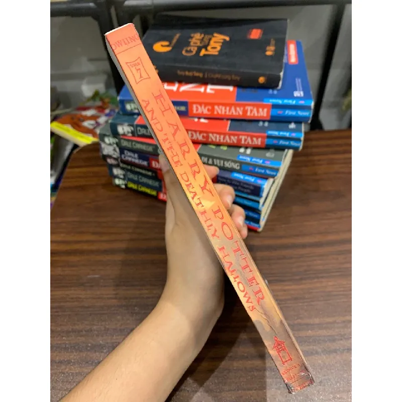 Harry Potter and the deathly hallows- J.K Rowling 695876