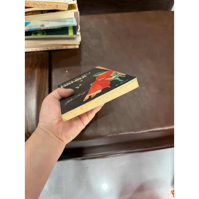 Hôn Tay Đàn Bà – Mạc Thùy | Tản văn về phụ nữ và tình yêu- K4 1029445