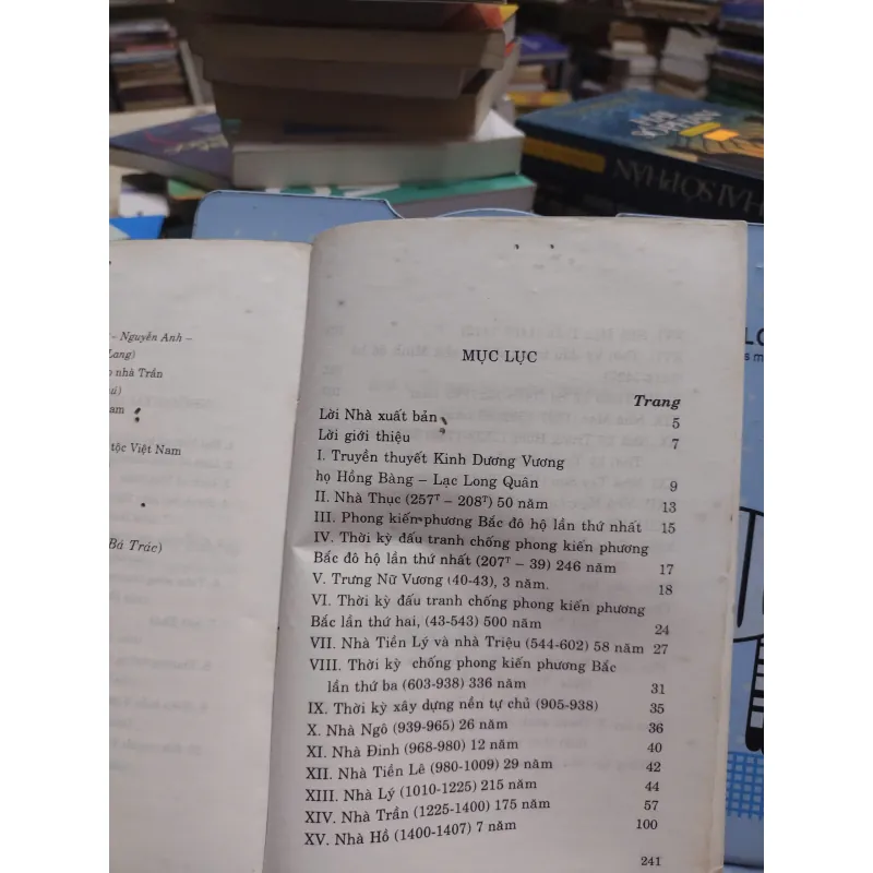 Sách: Tóm tắt niên biểu lịch sử Việt Nam - Tác giả: Hà Văn Thư - Trần Hồng Đức (A3) 601177
